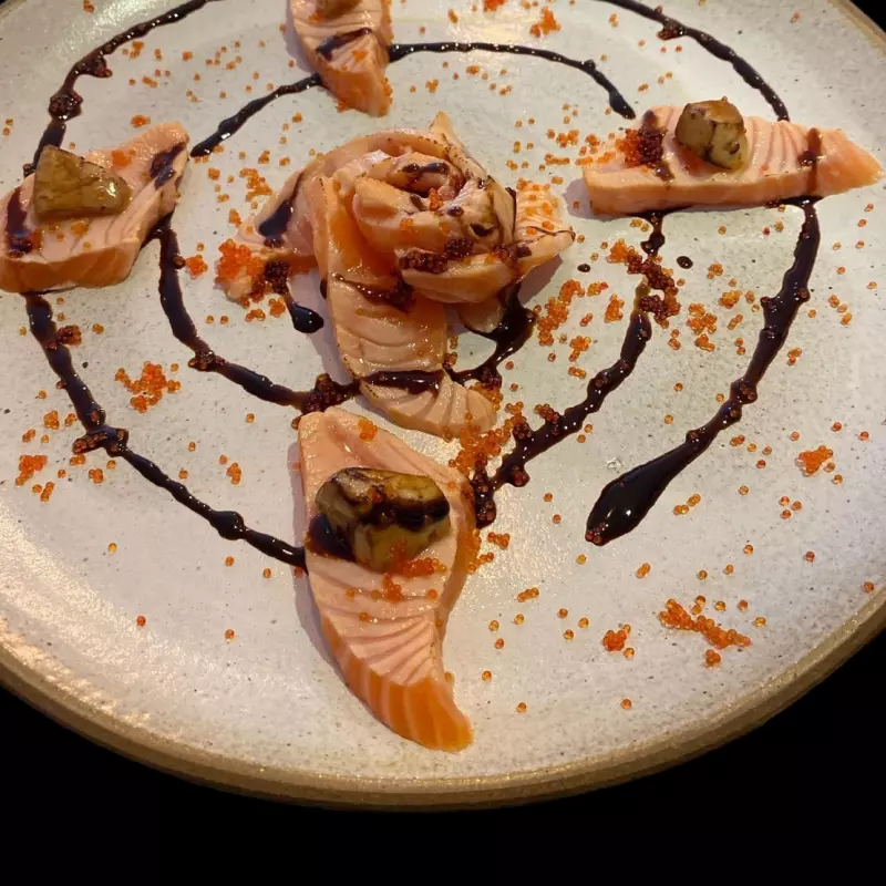 Sashimi salmao e foie gras (100gm)