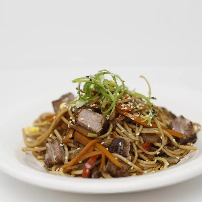 Chow mein de carne (lomo)