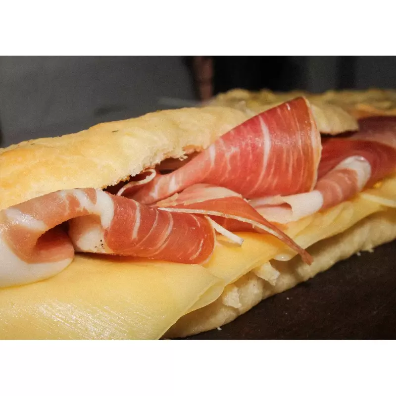 Sandwich de jamon crudo y queso