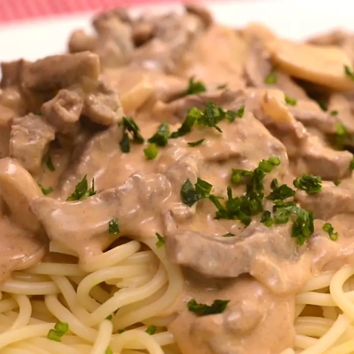 Strogonoff de coxão mole c/ macarrão