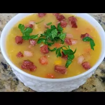 Caldo de aipim com bacon e calabresa