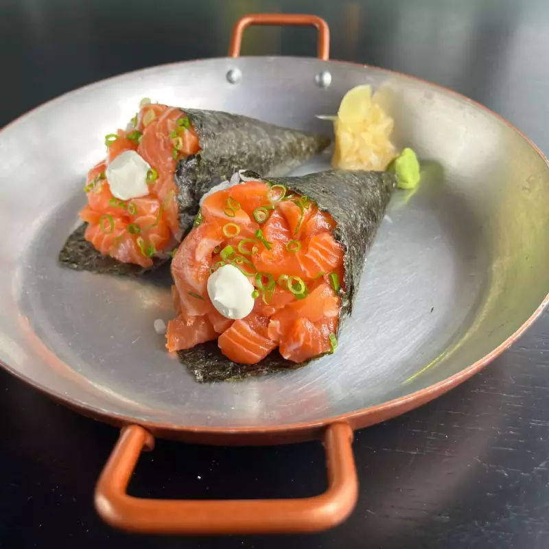 Dupla temaki salmão fila  + coca