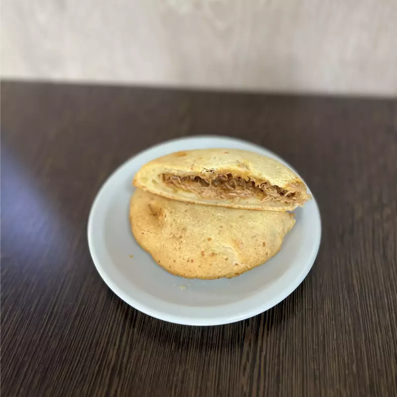 Chipa rellena de cerdo braseado
