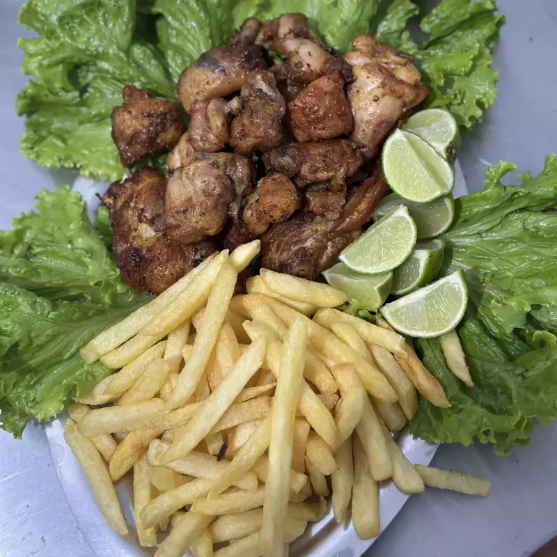FRANGO À PASSARINHO C/FRITAS