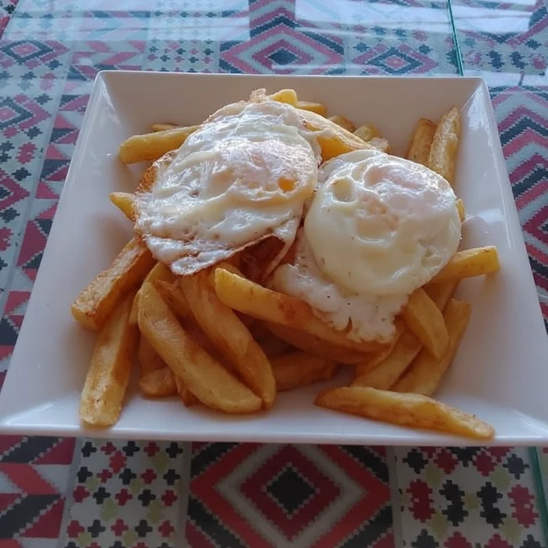 Papas con huevo frito