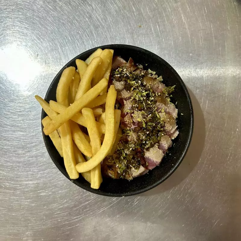 Atum selado com arroz e fritas