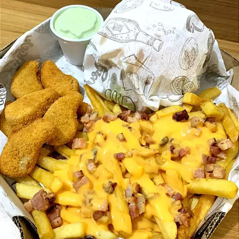 1 Hamburguer + batata + nuggets/anel