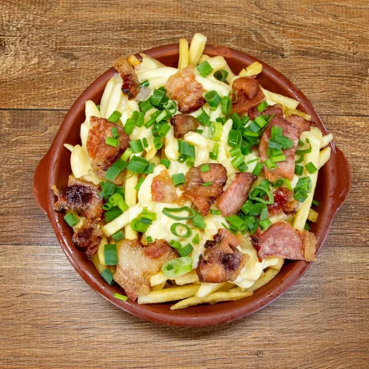 Fritas com bacon queijo e cheiro verde