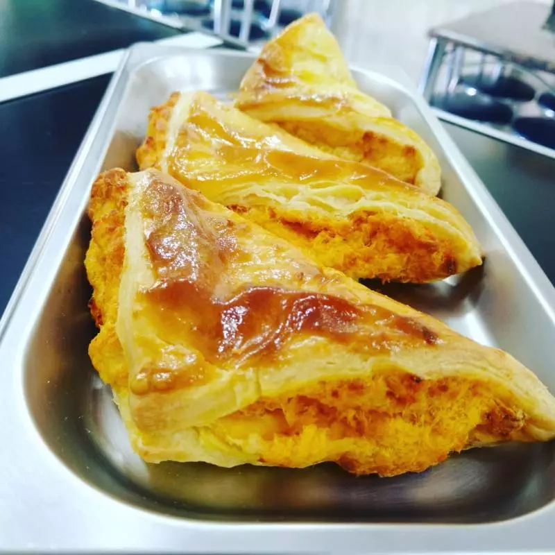 FOLHADO DE FRANGO E CATUPIRY