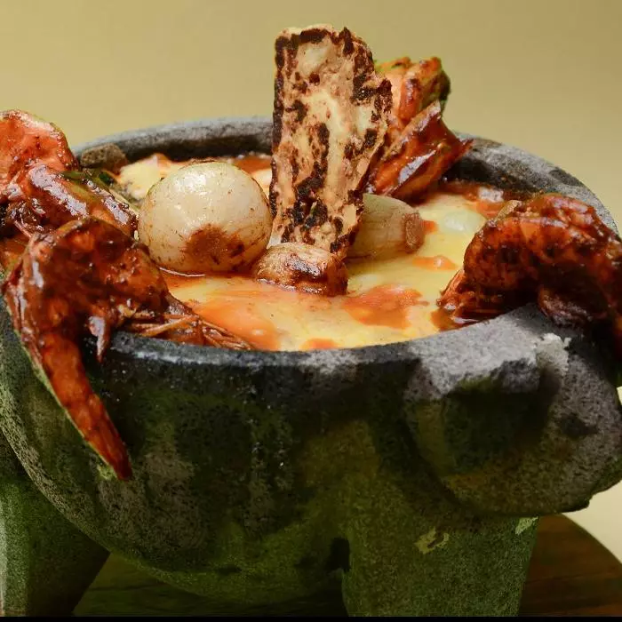 Molcajete de mariscos gratinado