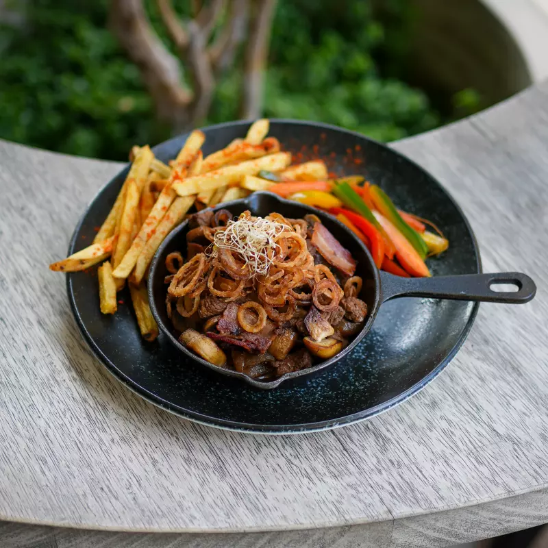 Salteado de Carne con Champiñones