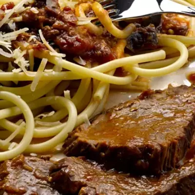 MACARRÃO COM CARNE ASSADA