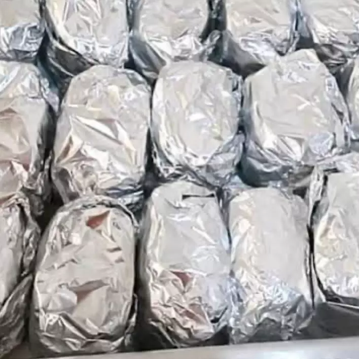 Bolo de coco no papel alumínio