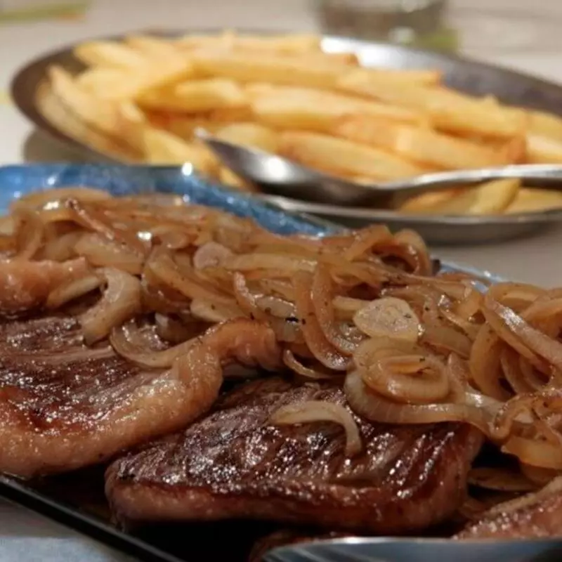 Bife acebolado