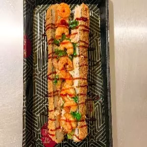 Hot dog roll de salmão com camarão