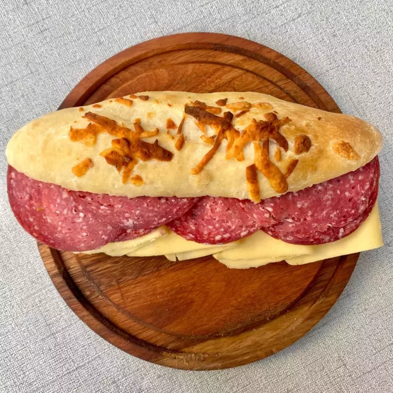 Sanguche de salame y queso.