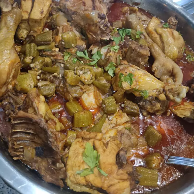 Frango do campo guisado com quiabo