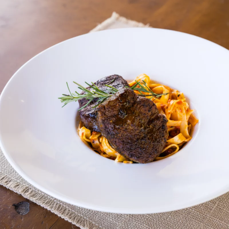 FETTUCCINE POMODORO COM FILÉ MIGNON