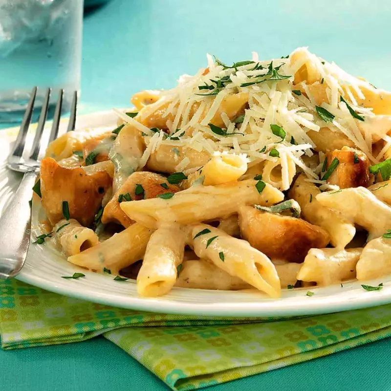Penne ao molho de queijo e frango