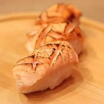 NIGUIRI DE SALMÃO FLAMBADO- 5UN