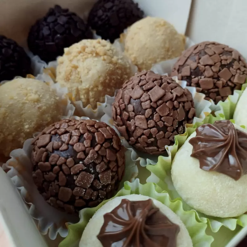 Caixa com Brigadeiros Mistos