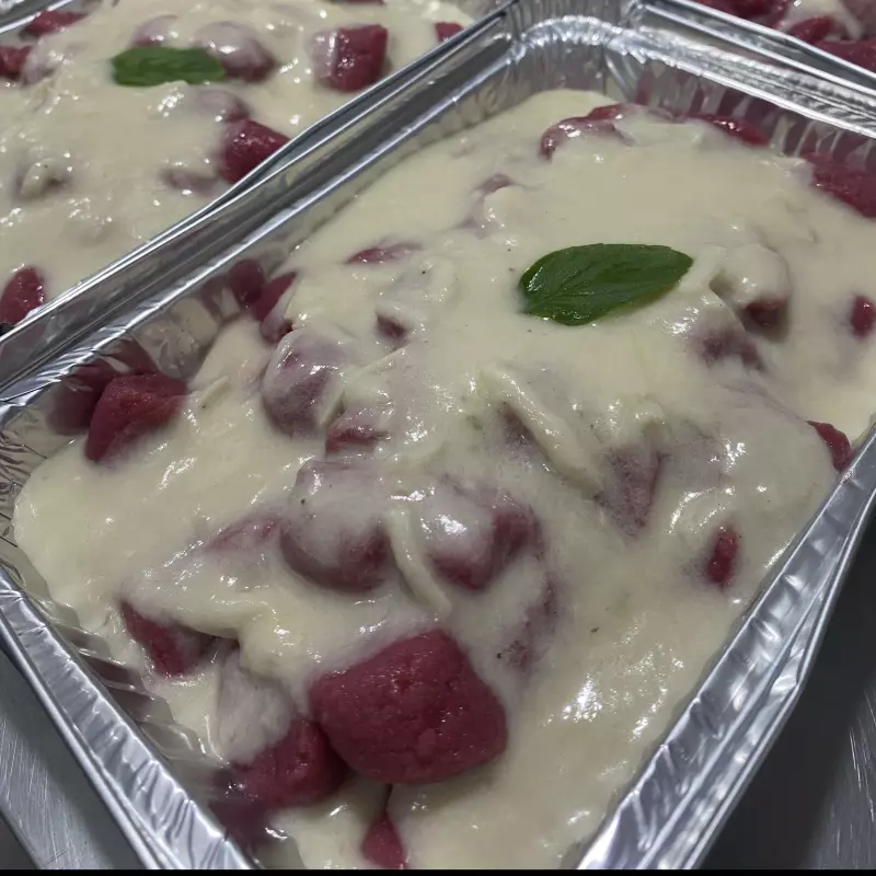 Nhoque Beterraba molho de queijo veg
