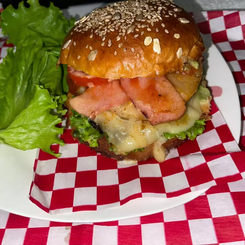 Hamburguesa c/ piña y tocino envuelt