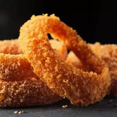 Anéis de cebola empanado