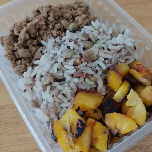 Carne moída com banana grelhada