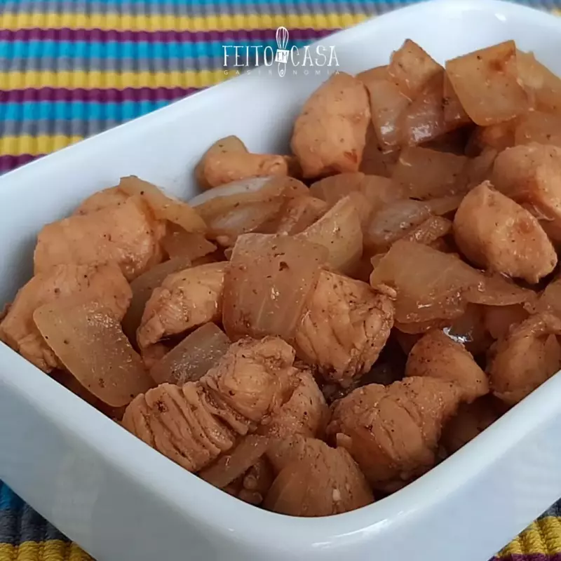 Cubinhos de frango acebolado