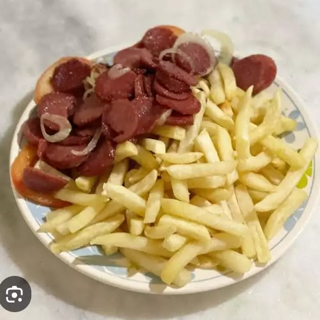 Porção  de fritas com calabresa