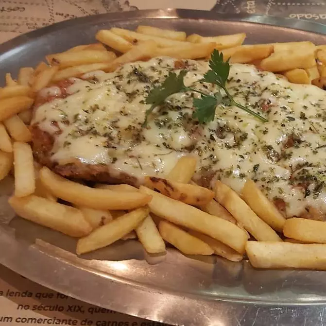 Bife a parmegiana com batata frita