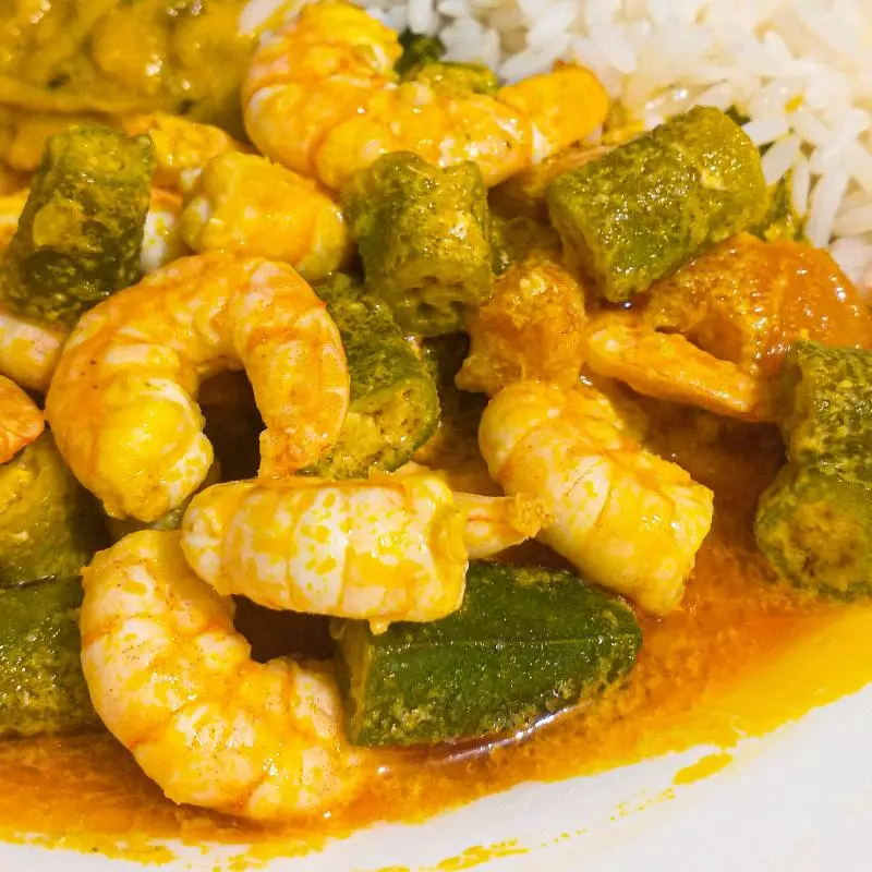 Moqueca de camarão com quiabo