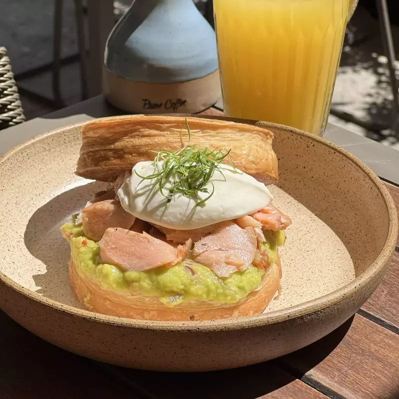 Roll com salmão defumado