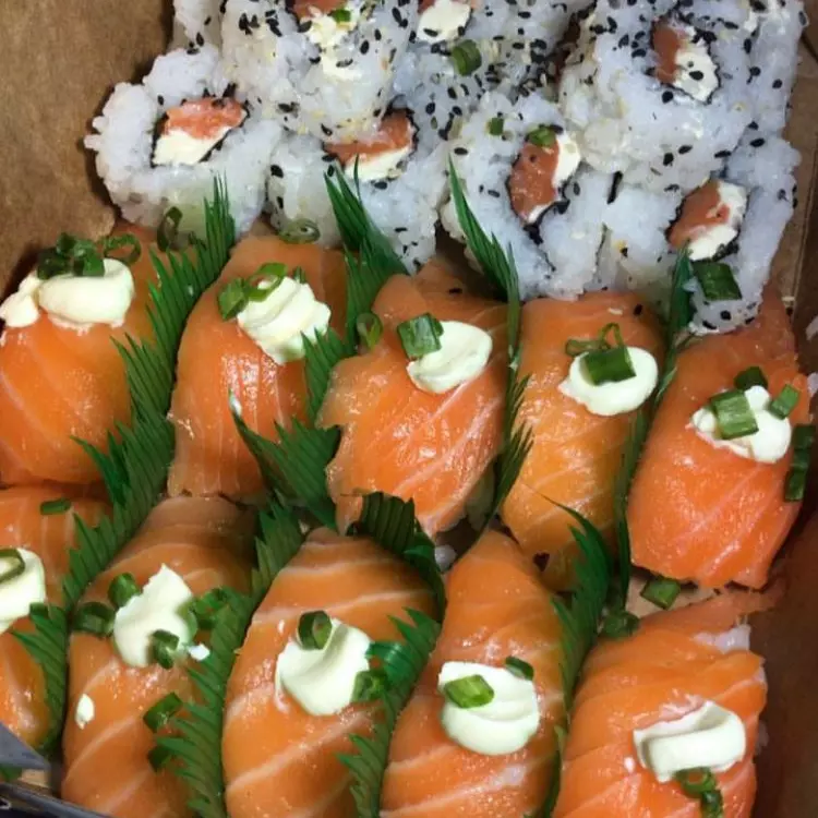 10 niguiri e 10 uramaki Philadelphia