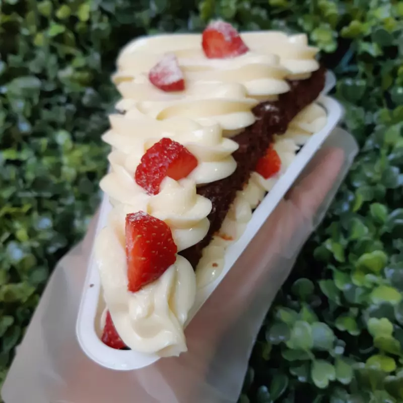 FATIA DE BOLO LEITE NINHO COM MORANGO