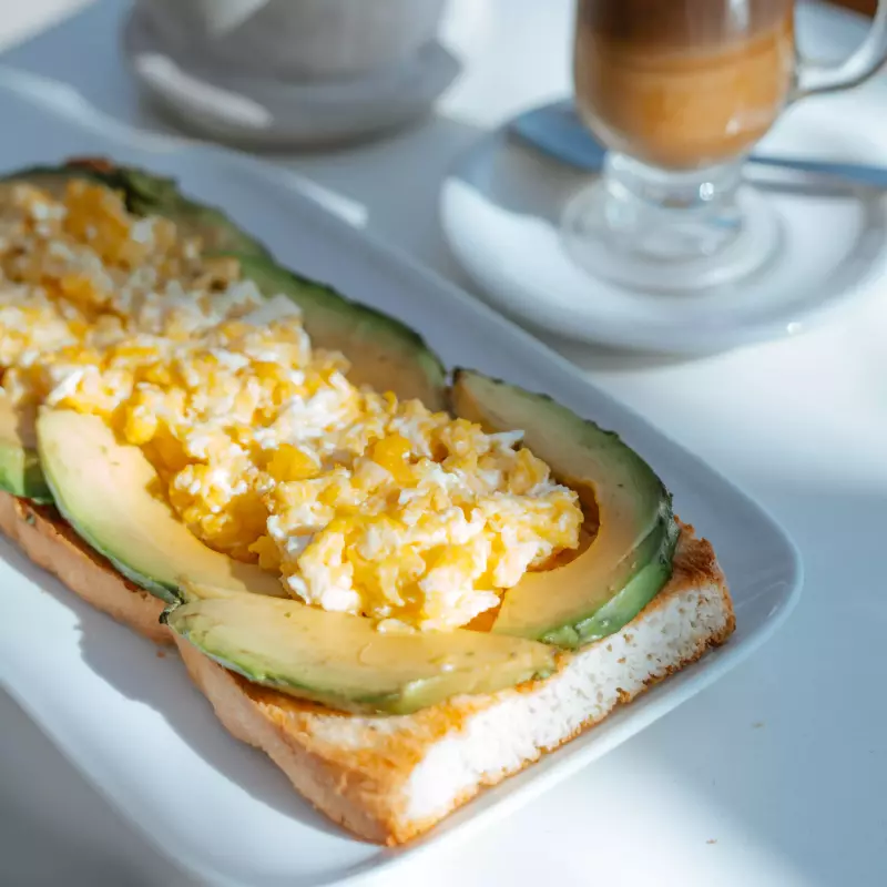 Tostón de palta y huevo