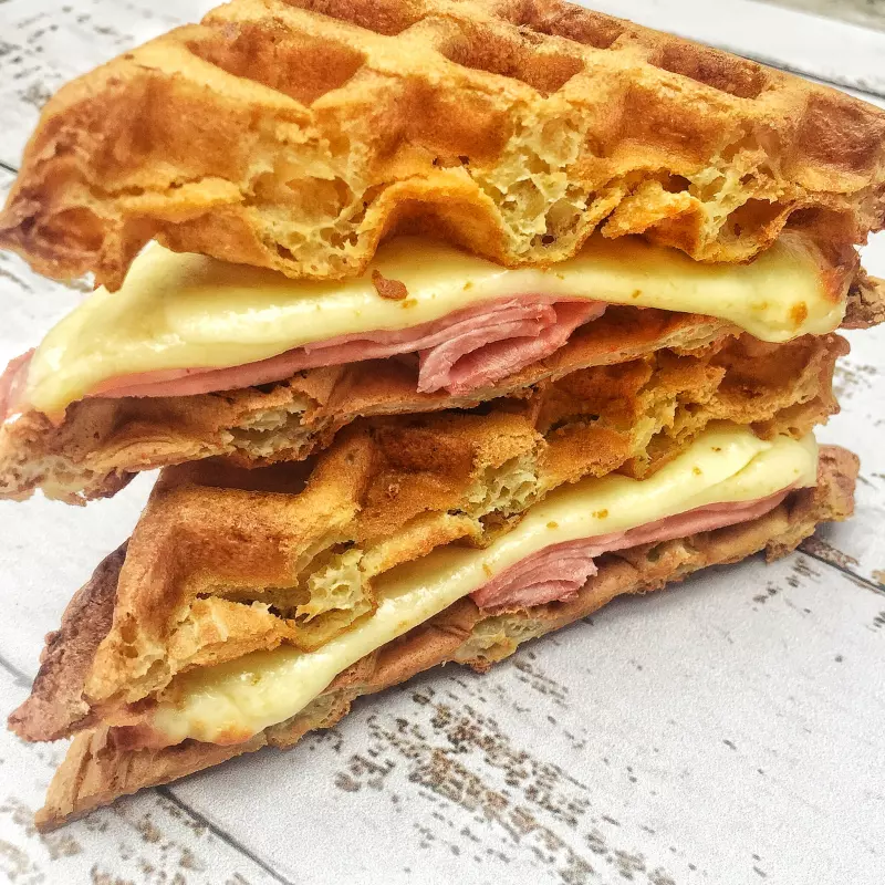 Waffles con jamon y queso