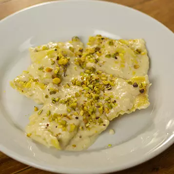ravioli de brie com pistache