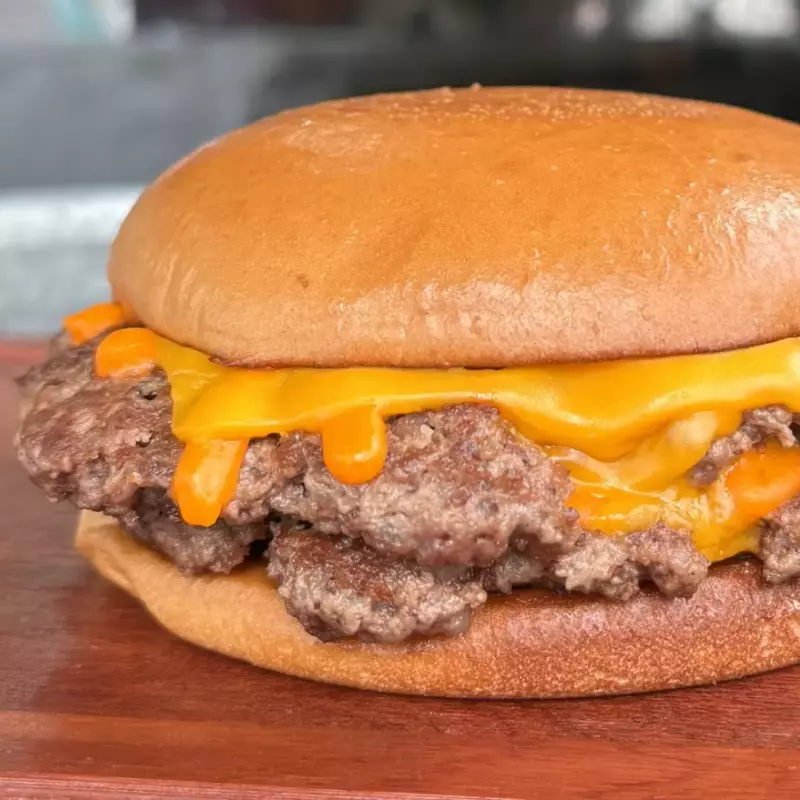 MR Chesse + Papas Fritas