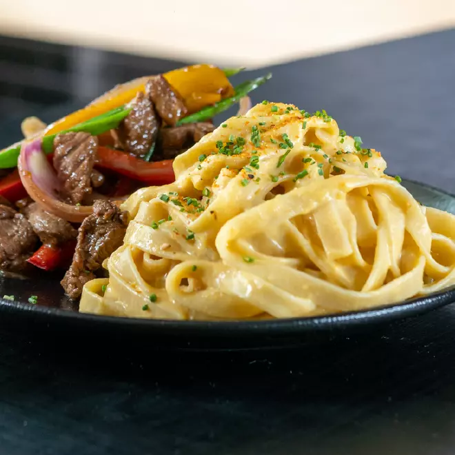 FETUCCINI A LA HUANCAINA CON LOMO