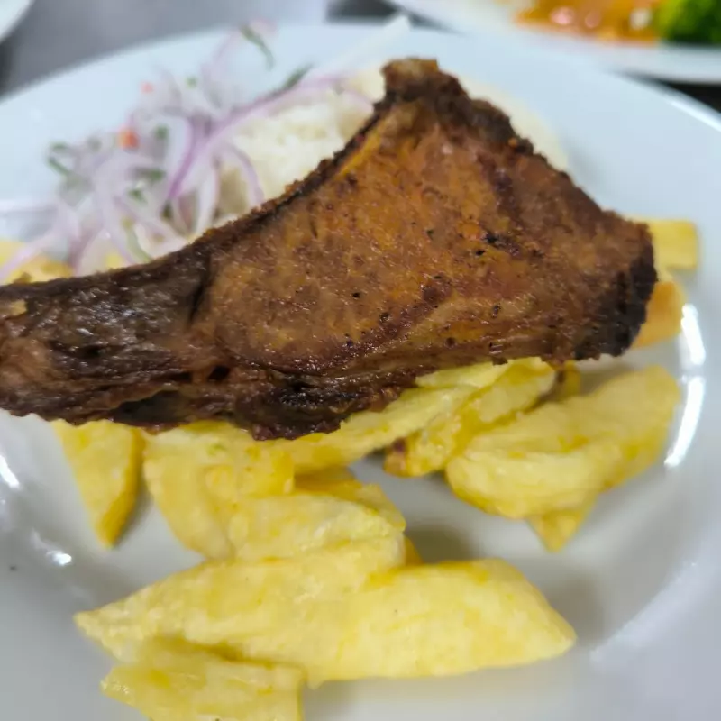 Costillar dorado con papas fritas