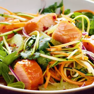 salada com salmão cru