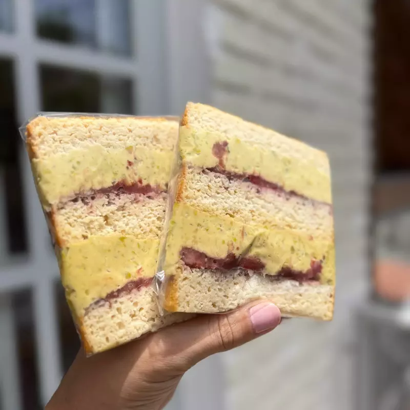 SLICE DE PISTACHE COM MORANGOS ASSAD
