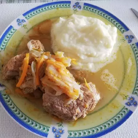 CERDO AL JUGO CON PURE Y ENSALADA