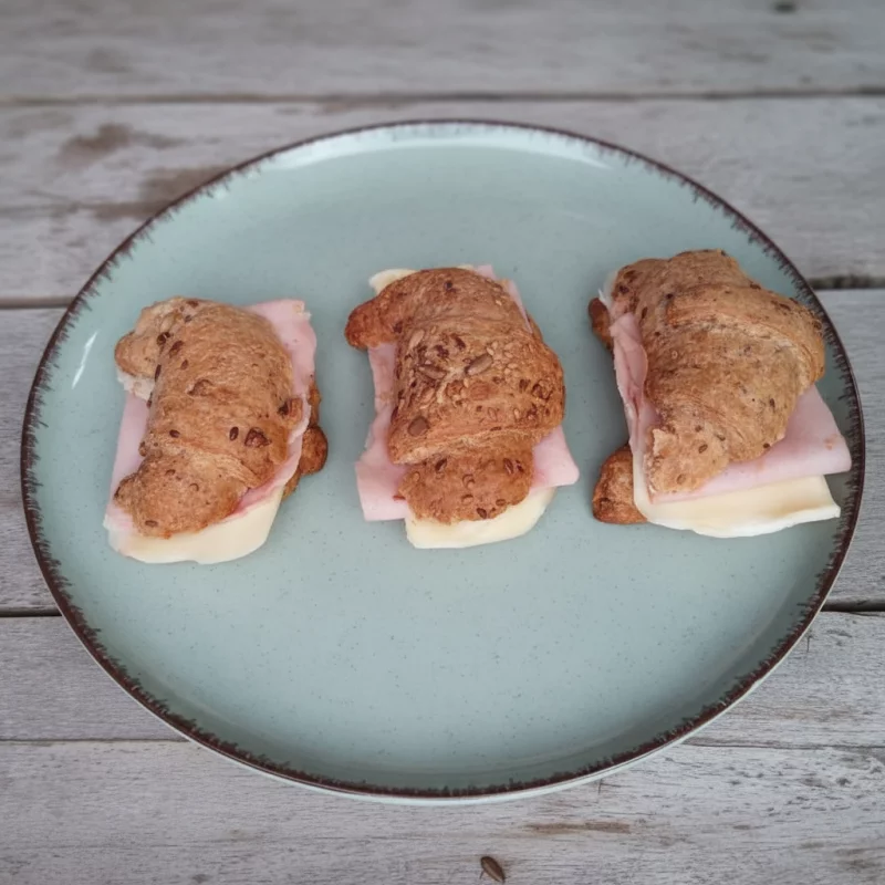 MEDIALUNAS CON JAMON Y QUESO