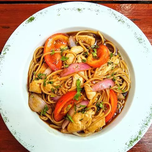 Tallarín Saltado de Pollo