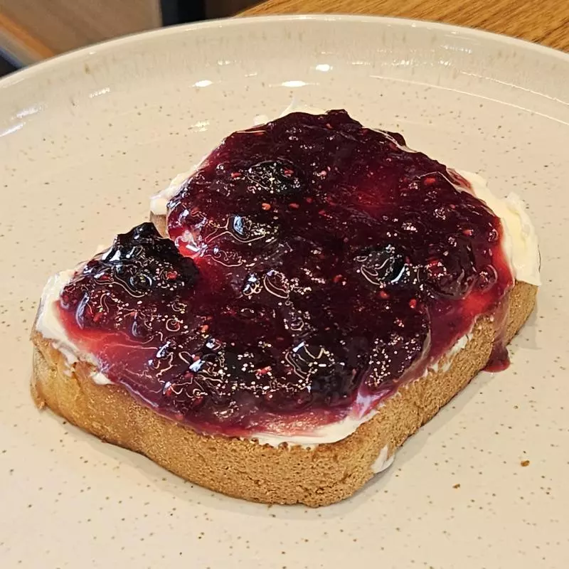 Toast de Cream Cheese com Geleia