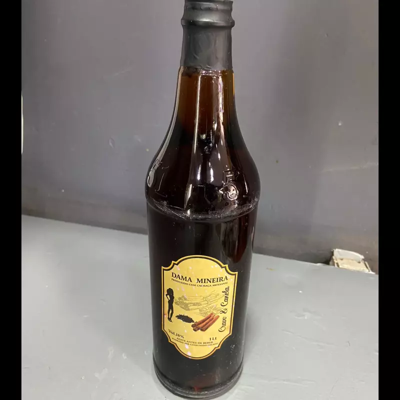 Cachaça Dama Mineira Cravo e Canela