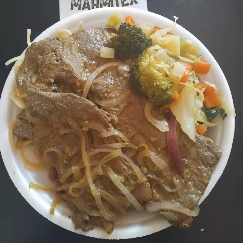 Fígado bovino acebolado